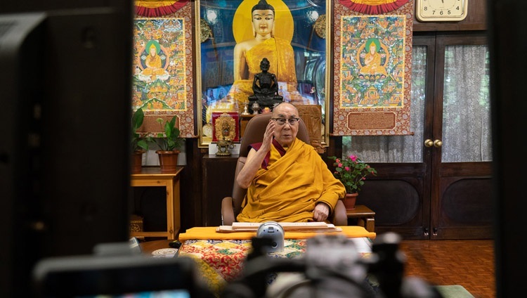 Его Святейшество Далай-лама дарует онлайн-учения по трактату Чандракирти «Введение в мадхьямаку». Дхарамсала, штат Химачал-Прадеш, Индия. 18 июля 2020 г. Фото: дост. Тензин Джампхел.
