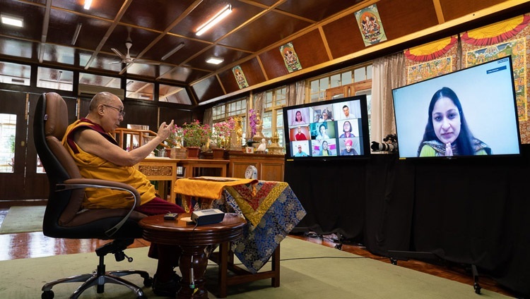 Его Святейшество Далай-лама отвечает на вопрос участницы общества «Наланда Шикша». Дхарамсала, штат Химачал-Прадеш, Индия. 18 июля 2020 г. Фото: дост. Тензин Джампхел.