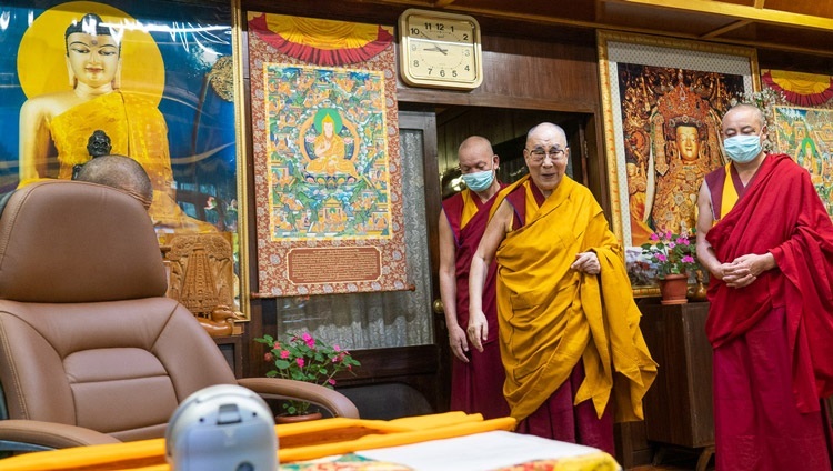 Его Святейшество Далай-лама прибывает в гостиную своей резиденции в начале третьего дня онлайн-учений, организованных по просьбе общества «Наланда Шикша». Дхарамсала, штат Химачал-Прадеш, Индия. 19 июля 2020 г. Фото: дост. Тензин Джампхел.