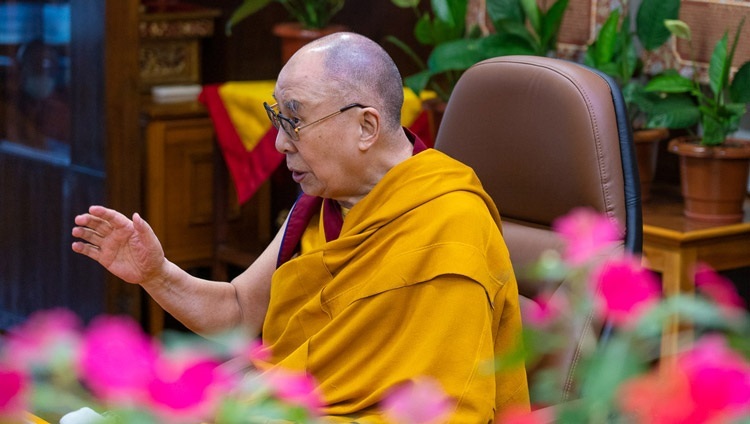 Его Святейшество Далай-лама во время третьего дня онлайн-учений, организованных по просьбе общества «Наланда Шикша». Дхарамсала, штат Химачал-Прадеш, Индия. 19 июля 2020 г. Фото: дост. Тензин Джампхел.
