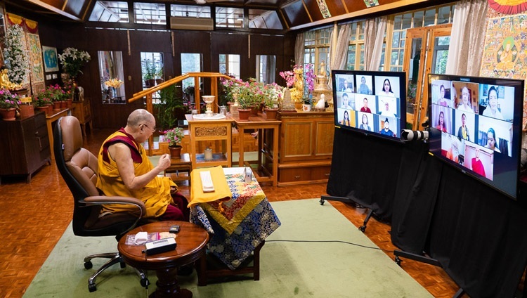 Его Святейшество Далай-лама дарует онлайн-учения по трактату Чандракирти «Введение в мадхьямаку». Дхарамсала, штат Химачал-Прадеш, Индия. 19 июля 2020 г. Фото: дост. Тензин Джампхел.