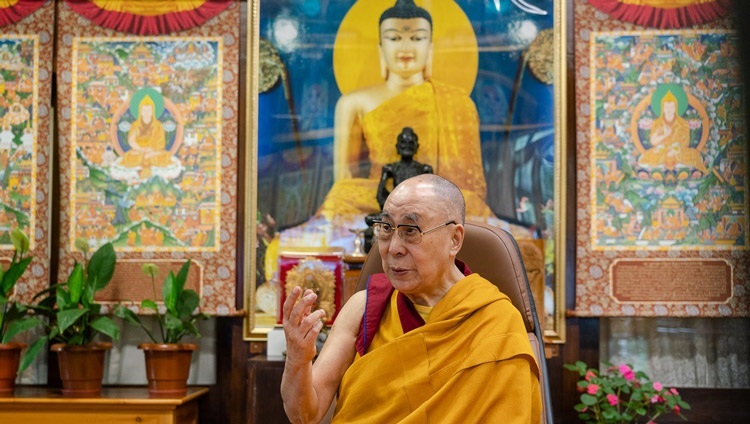Его Святейшество Далай-лама во время третьего дня онлайн-учений, организованных по просьбе общества «Наланда Шикша». Дхарамсала, штат Химачал-Прадеш, Индия. 19 июля 2020 г. Фото: дост. Тензин Джампхел.