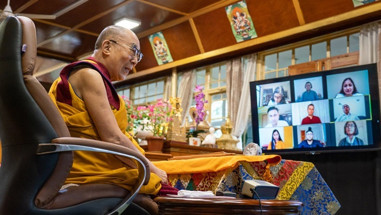 Его Святейшество Далай-лама отвечает на вопросы участников общества «Наланда Шикша». Дхарамсала, штат Химачал-Прадеш, Индия. 19 июля 2020 г. Фото: дост. Тензин Джампхел.