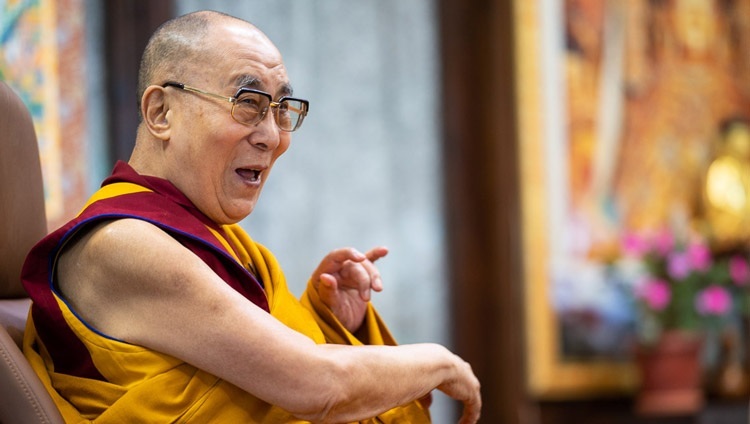 Его Святейшество Далай-лама смеется над шуткой, отвечая на вопросы участников общества «Наланда Шикша». Дхарамсала, штат Химачал-Прадеш, Индия. 19 июля 2020 г. Фото: дост. Тензин Джампхел.