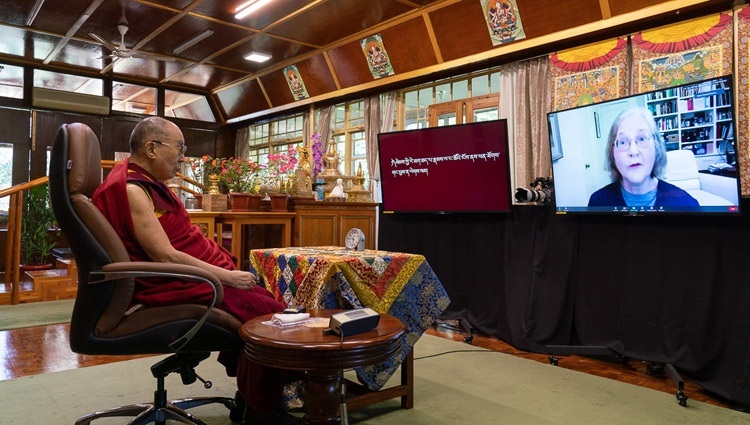 Лауреат Нобелевской премии по физиологии и медицине Элизабет Блэкберн задает вопрос Его Святейшеству Далай-ламе. Дхарамсала, штат Химачал-Прадеш, Индия. 23 июля 2020 г. Фото: дост. Тензин Джампхел.