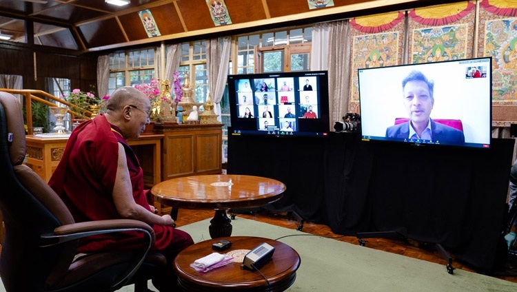Раман Миттал, профессор юридического факультета Делийского университета, приветствует Его Святейшество Далай-ламу в начале видеоконференции с учащимися индийских образовательных учреждений. Дхарамсала, штат Химачал-Прадеш, Индия. 29 июля 2020 г. Фото: дост. Тензин Джампхел.