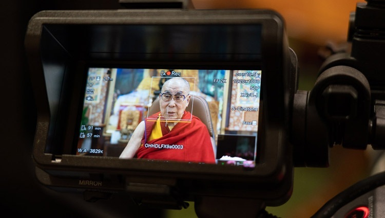 Его Святейшество Далай-лама на дисплее видеокамеры во время лекции на тему «Сострадание как ответ на проблемы современного мира». Дхарамсала, штат Химачал-Прадеш, Индия. 29 июля 2020 г. Фото: дост. Тензин Джампхел.