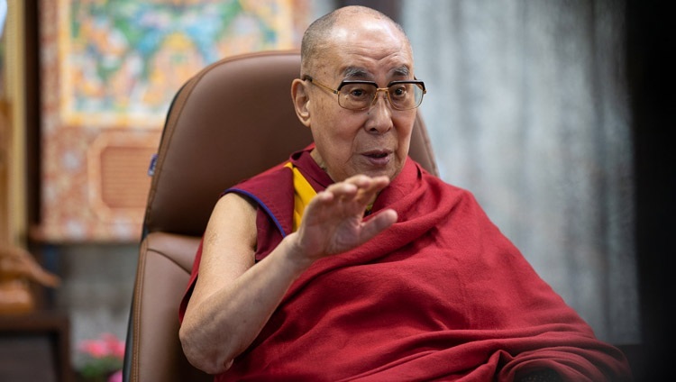 Его Святейшество Далай-лама отвечает на вопрос в ходе видеоконференции с учащимися индийских образовательных учреждений. Дхарамсала, штат Химачал-Прадеш, Индия. 29 июля 2020 г. Фото: Тензин Пхунцок.