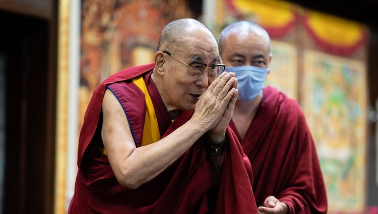 По завершении видеоконференции Его Святейшество Далай-лама благодарит учащихся индийских образовательных учреждений. Дхарамсала, штат Химачал-Прадеш, Индия. 29 июля 2020 г. Фото: Тензин Пхунцок.