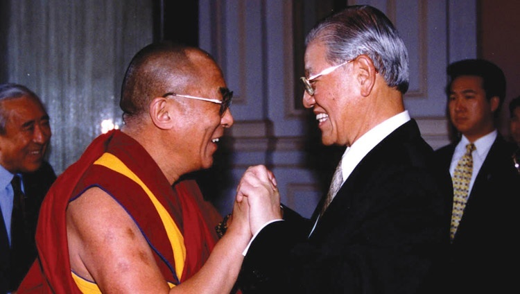 Его Святейшество Далай-лама и президент Тайваня Ли Дэнхуэй. Тайбэй, Тайвань. 27 марта 1997 г.