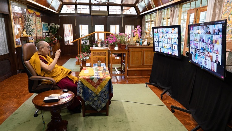 Его Святейшество Далай-лама во время первого дня онлайн-учений, организованных по просьбе юных тибетцев. Дхарамсала, штат Химачал-Прадеш, Индия. 4 августа 2020 г. Фото: дост. Тензин Джампхел.