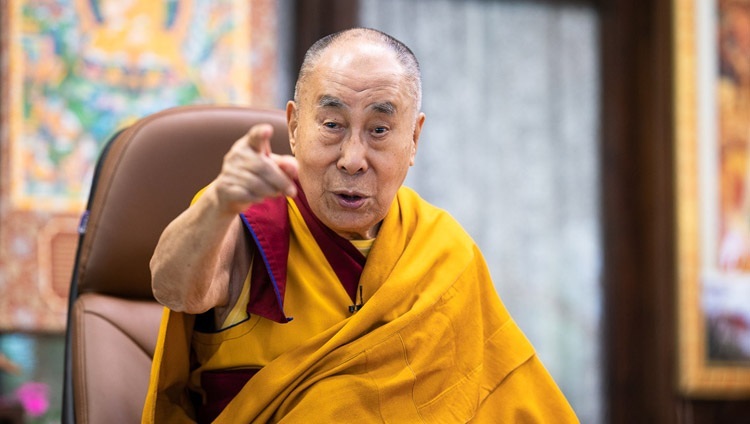 Его Святейшество Далай-лама высказывает свою точку зрения во время первого дня онлайн-учений, организованных по просьбе юных тибетцев. Дхарамсала, штат Химачал-Прадеш, Индия. 4 августа 2020 г. Фото: Тензин Пхунцок.