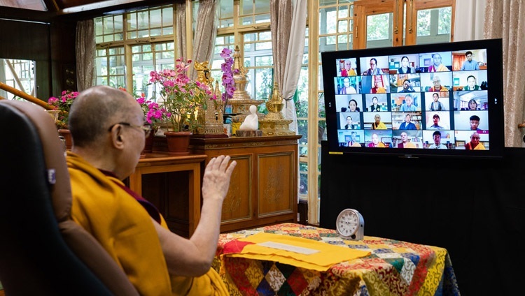 Его Святейшество Далай-лама дарует онлайн-учения по просьбе юных тибетцев. Дхарамсала, штат Химачал-Прадеш, Индия. 4 августа 2020 г. Фото: дост. Тензин Джампхел.