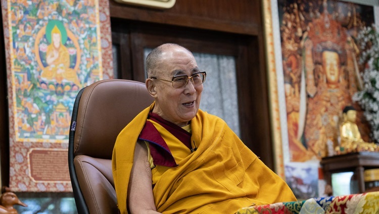 Его Святейшество Далай-лама смеется над шуткой во время первого дня онлайн-учений, организованных по просьбе юных тибетцев. Дхарамсала, штат Химачал-Прадеш, Индия. 4 августа 2020 г. Фото: дост. Тензин Джампхел.