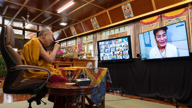 Его Святейшество Далай-лама отвечает на вопросы во время первого дня онлайн-учений, организованных по просьбе юных тибетцев. Дхарамсала, штат Химачал-Прадеш, Индия. 4 августа 2020 г. Фото: дост. Тензин Джампхел.