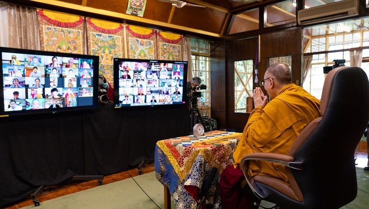 Его Святейшество Далай-лама приветствует слушателей в начале второго дня онлайн-учений, организованных по просьбе юных тибетцев. Дхарамсала, штат Химачал-Прадеш, Индия. 5 августа 2020 г. Фото: дост. Тензин Джампхел.