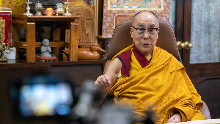 Его Святейшество Далай-лама во время второго дня онлайн-учений, организованных по просьбе юных тибетцев. Дхарамсала, штат Химачал-Прадеш, Индия. 5 августа 2020 г. Фото: дост. Тензин Джампхел.