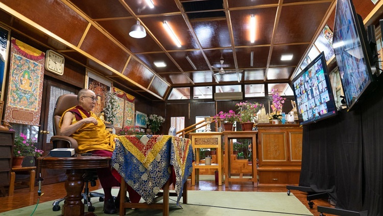 Его Святейшество Далай-лама дарует онлайн-учения по просьбе юных тибетцев. Дхарамсала, штат Химачал-Прадеш, Индия. 5 августа 2020 г. Фото: дост. Тензин Джампхел.