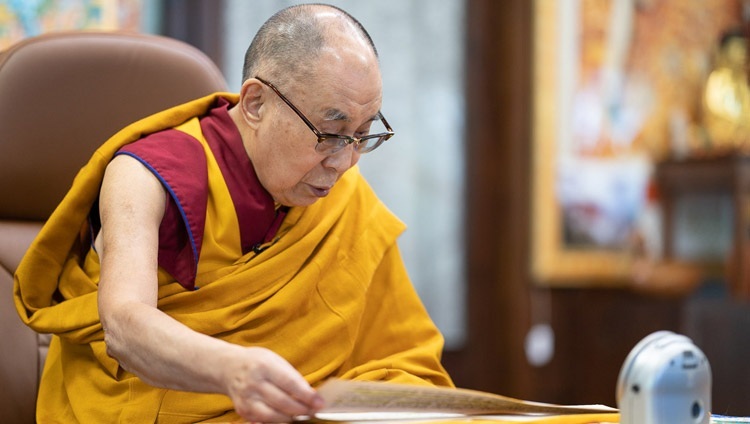 Его Святейшество Далай-лама читает строфы сочинения Чже Цонкапы «Восхваление взаимозависимого происхождения». Дхарамсала, штат Химачал-Прадеш, Индия. 5 августа 2020 г. Фото: Тензин Пхунцок.