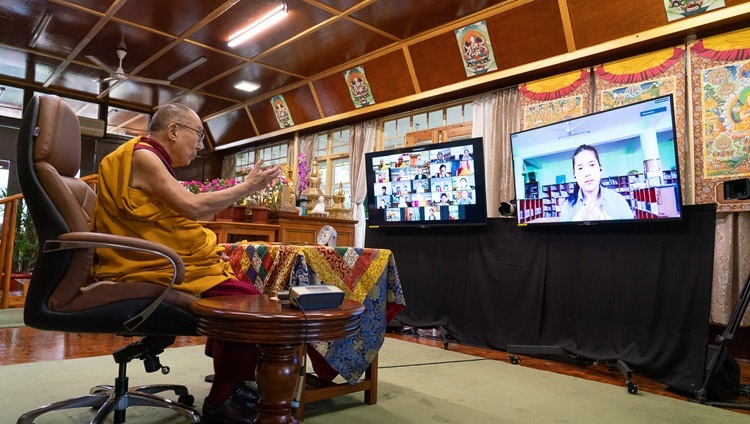 Его Святейшество Далай-лама отвечает на вопросы во время второго дня онлайн-учений, организованных по просьбе юных тибетцев. Дхарамсала, штат Химачал-Прадеш, Индия. 5 августа 2020 г. Фото: дост. Тензин Джампхел.