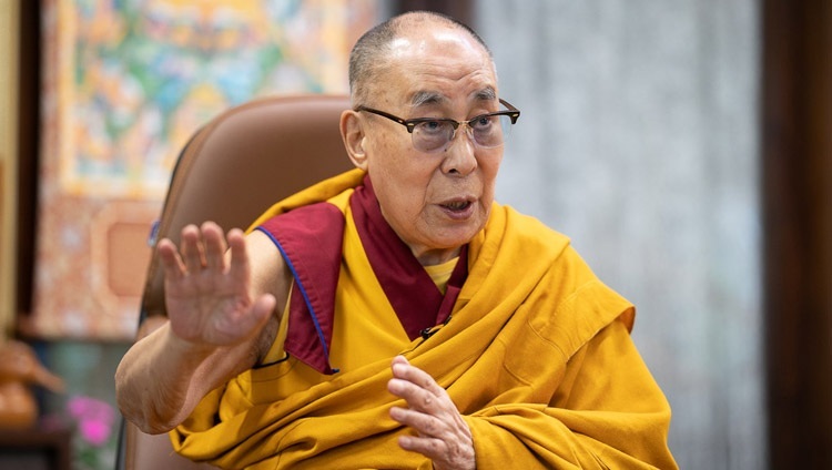 Его Святейшество Далай-лама отвечает на вопросы во время второго дня онлайн-учений, организованных по просьбе юных тибетцев. Дхарамсала, штат Химачал-Прадеш, Индия. 5 августа 2020 г. Фото: Тензин Пхунцок.