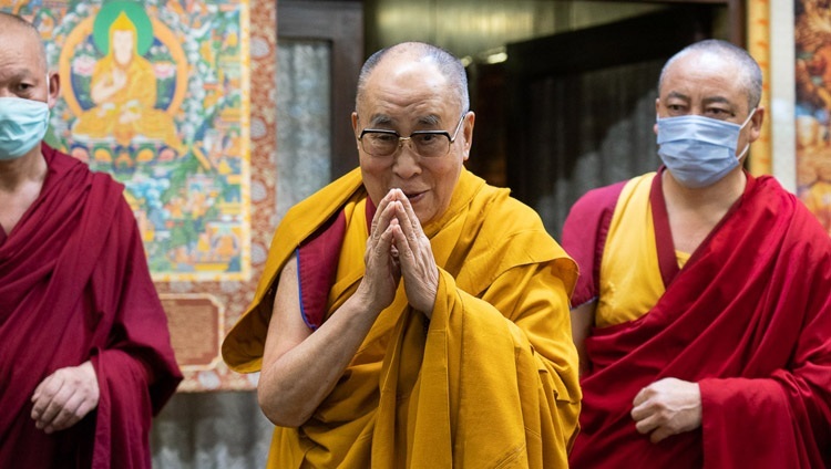 Его Святейшество Далай-лама прибывает в гостиную своей резиденции в начале третьего дня онлайн-учений, организованных по просьбе юных тибетцев. Дхарамсала, штат Химачал-Прадеш, Индия. 6 августа 2020 г. Фото: дост. Тензин Джампхел.