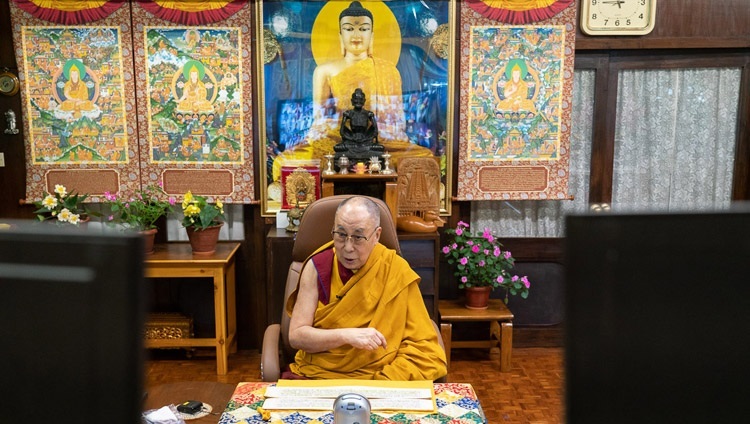 Его Святейшество Далай-лама во время третьего дня онлайн-учений, организованных по просьбе юных тибетцев. Дхарамсала, штат Химачал-Прадеш, Индия. 6 августа 2020 г. Фото: дост. Тензин Джампхел.
