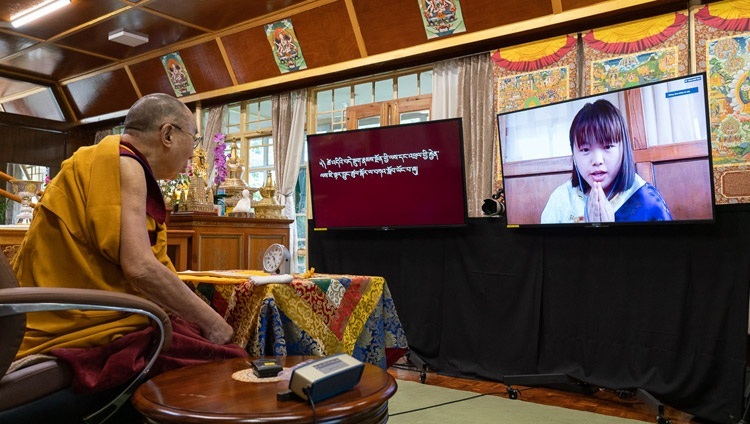 Его Святейшество Далай-лама отвечает на вопросы во время третьего дня онлайн-учений, организованных по просьбе юных тибетцев. Дхарамсала, штат Химачал-Прадеш, Индия. 6 августа 2020 г. Фото: дост. Тензин Джампхел.