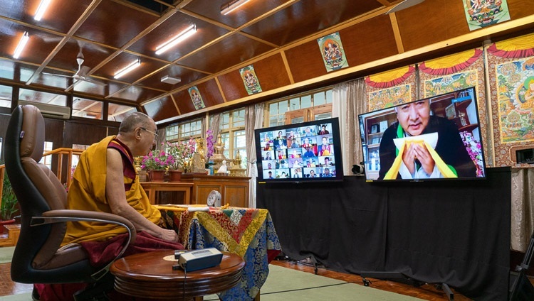 Директор школ Тибетских детских деревень Цултим Дордже благодарит Его Святейшество Далай-ламу за дарование учений для юных тибетцев. Дхарамсала, штат Химачал-Прадеш, Индия. 6 августа 2020 г. Фото: дост. Тензин Джампхел.