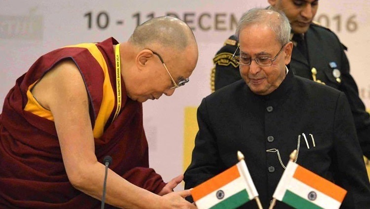 Его Святейшество Далай-лама и президент Индии Пранаб Мукерджи во время конференции по правам детей, в которой приняли участие лауреаты Нобелевской премии мира и видные общественные деятели из разных стран. Нью-Дели, Индия. 10 декабря 2016 г.