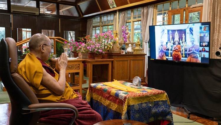 В начале первого дня учений Его Святейшества Далай-ламы для буддистов из стран Азии монахи из Таиланда читают «Мангала-сутту» на пали. Дхарамсала, штат Химачал-Прадеш, Индия. 4 сентября 2020 г. Фото: дост. Тензин Джампхел.
