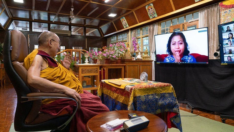 Его Святейшество Далай-лама отвечает на вопросы во время первого дня учений для буддистов из стран Азии. Дхарамсала, штат Химачал-Прадеш, Индия. 4 сентября 2020 г. Фото: дост. Тензин Джампхел.