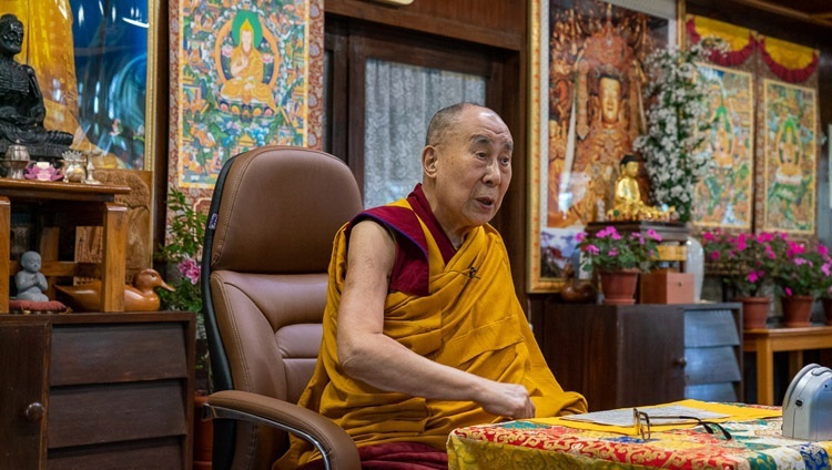 Во время второго дня учений для буддистов из стран Азии Его Святейшество Далай-лама дарует комментарий к сочинению Чже Цонкапы «Три основы пути». Дхарамсала, штат Химачал-Прадеш, Индия. 5 сентября 2020 г. Фото: дост. Тензин Джампхел.