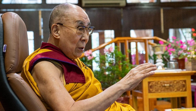 Его Святейшество Далай-лама отвечает на вопросы во время второго дня учений для буддистов из стран Азии. Дхарамсала, штат Химачал-Прадеш, Индия. 5 сентября 2020 г. Фото: дост. Тензин Джампхел.