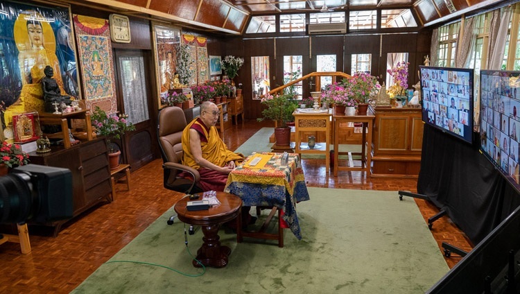 Его Святейшество Далай-лама дарует онлайн-учения для буддистов из стран Азии. Дхарамсала, штат Химачал-Прадеш, Индия. 6 сентября 2020 г. Фото: дост. Тензин Джампхел.