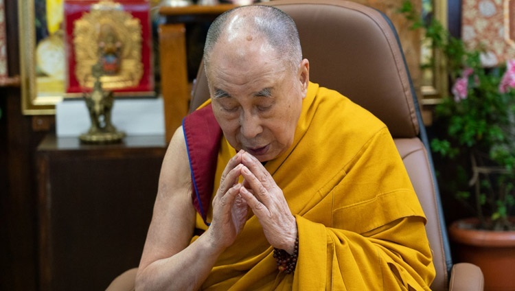 Во время третьего дня учений для буддистов из стран Азии Его Святейшество Далай-лама проводит церемонию зарождения бодхичитты. Дхарамсала, штат Химачал-Прадеш, Индия. 6 сентября 2020 г. Фото: дост. Тензин Джампхел.