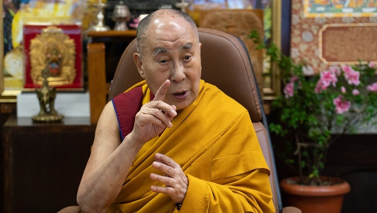 Его Святейшество Далай-лама отвечает на вопросы во время третьего дня учений для буддистов из стран Азии. Дхарамсала, штат Химачал-Прадеш, Индия. 6 сентября 2020 г. Фото: дост. Тензин Джампхел.