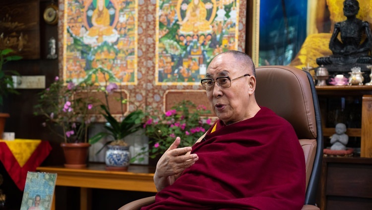 Его Святейшество Далай-лама принимает участие в диалоге на тему «Взращивание нашей общей человечности в условиях неопределенности». Дхарамсала, штат Химачал-Прадеш, Индия. 17 сентября 2020 г. Фото: дост. Тензин Джампхел.