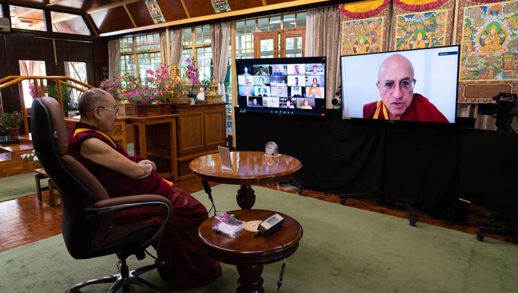 Модератор беседы досточтимый Матье Рикар задает вопрос Его Святейшеству Далай-ламе во время диалога на тему «Взращивание нашей общей человечности в условиях неопределенности». Дхарамсала, штат Химачал-Прадеш, Индия. 17 сентября 2020 г. Фото: дост. Тензин Джампхел.