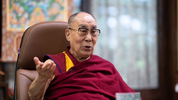 Его Святейшество Далай-лама принимает участие в диалоге на тему «Взращивание нашей общей человечности в условиях неопределенности». Дхарамсала, штат Химачал-Прадеш, Индия. 17 сентября 2020 г. Фото: Тензин Пхунцок.