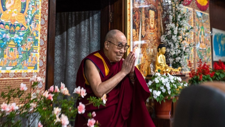 Его Святейшество Далай-лама входит в гостиную своей резиденции, чтобы принять участие в диалоге с Эухенио Дербесом о счастье, юморе и сострадании. Дхарамсала, штат Химачал-Прадеш, Индия. 22 сентября 2020 г. Фото: дост. Тензин Джампхел.