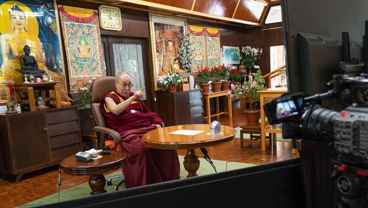 Его Святейшество Далай-лама во время видеоконференции с мексиканским актером, юмористом  и режиссером Эухенио Дербесом. Дхарамсала, штат Химачал-Прадеш, Индия. 22 сентября 2020 г. Фото: дост. Тензин Джампхел.