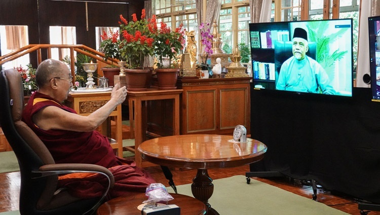 Его Святейшество Далай-лама отвечает почетному профессору датуку Осману Бакару во время диалога на тему «Сострадание и милосердие – общие ценности в исламе и буддизме». Дхарамсала, штат Химачал-Прадеш, Индия. 28 сентября 2020 г. Фото: дост. Тензин Джампхел.