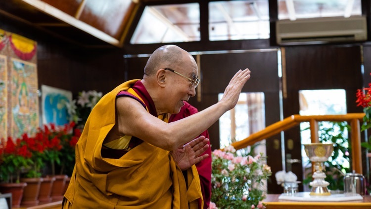 В начале первого дня онлайн учений Его Святейшество Далай-лама машет рукой слушателям, собравшимся в Тайване. Дхарамсала, штат Химачал-Прадеш, Индия. 2 октября 2020 г. Фото: дост. Тензин Джампхел.