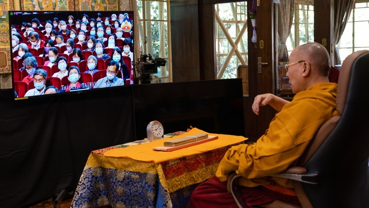 Его Святейшество Далай-лама дарует онлайн учения по просьбе буддистов из Тайваня. Дхарамсала, штат Химачал-Прадеш, Индия. 2 октября 2020 г. Фото: дост. Тензин Джампхел.