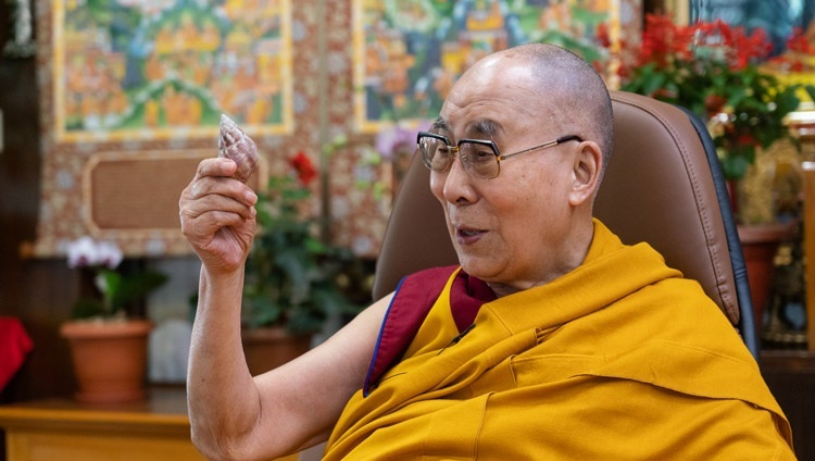 Его Святейшество Далай-лама держит в руке ракушку, которую он нашел близ пещеры в Центральной Индии, где, по преданию, медитировал Нагарджуна. Дхарамсала, штат Химачал-Прадеш, Индия. 2 октября 2020 г. Фото: дост. Тензин Джампхел.