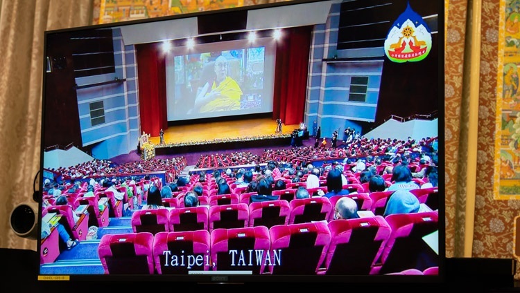 Вид на конференц-зал в Тайбэе во время первого дня онлайн учений Его Святейшества Далай-ламы, организованных по просьбе буддистов из Тайваня. Дхарамсала, штат Химачал-Прадеш, Индия. 2 октября 2020 г. Фото: дост. Тензин Джампхел.