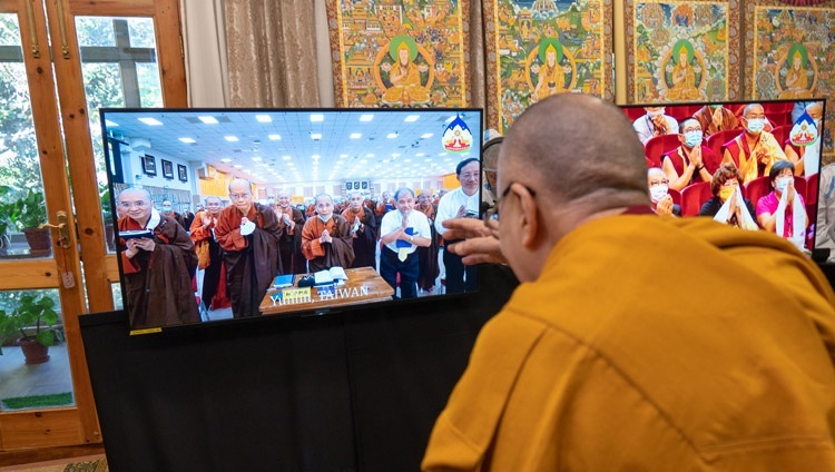 В начале второго дня онлайн учений, организованных по просьбе буддистов из Тайваня, Его Святейшество Далай-лама приветствует слушателей. Дхарамсала, штат Химачал-Прадеш, Индия. 3 октября 2020 г. Фото: дост. Тензин Джампхел.