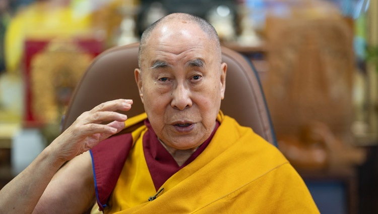 Его Святейшество Далай-лама дарует комментарий к произведению Чже Цонкапы «Сущность красноречивых изречений». Дхарамсала, штат Химачал-Прадеш, Индия. 3 октября 2020 г. Фото: Тензин Пхунцок.