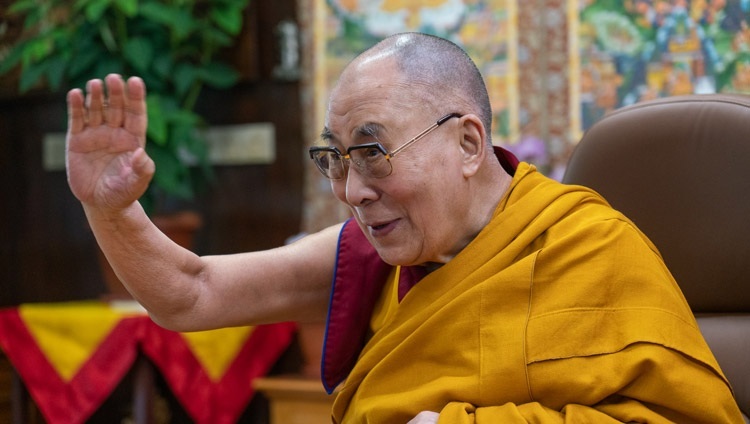 В начале третьего дня онлайн учений, организованных по просьбе буддистов из Тайваня, Его Святейшество Далай-лама приветствует слушателей. Дхарамсала, штат Химачал-Прадеш, Индия. 4 октября 2020 г. Фото: дост. Тензин Джампхел.